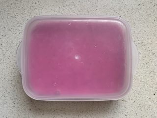 9、火龙果酸奶冻,盖好盖子,冰箱冷藏1小时以上至完全凝固