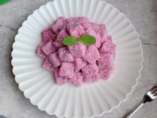 13、火龙果酸奶冻,装盘,开吃