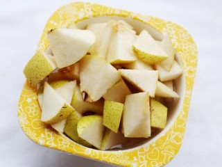 1、润肺止咳美容养颜的银耳雪梨汤,雪梨洗净切块。