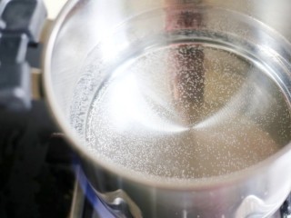 2、润肺止咳美容养颜的银耳雪梨汤,锅中烧开水。