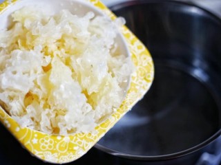 3、润肺止咳美容养颜的银耳雪梨汤,加入银耳。