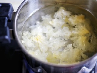 4、润肺止咳美容养颜的银耳雪梨汤,待水开后转成文火慢煮半小时