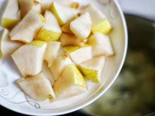 5、润肺止咳美容养颜的银耳雪梨汤,放入雪梨。