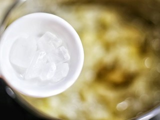 6、润肺止咳美容养颜的银耳雪梨汤,加冰糖。