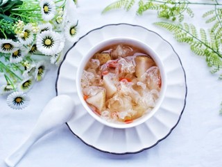 7、润肺止咳美容养颜的银耳雪梨汤,出锅。