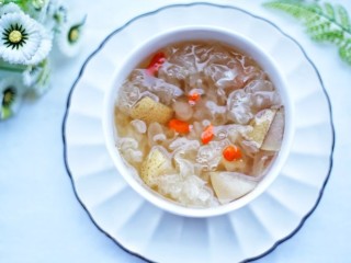 11、润肺止咳美容养颜的银耳雪梨汤,美食养颜。