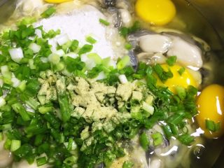 2、香煎蚝烙,洗好的生蚝放入盆里打入鸡蛋、放入切好的葱粒、鱼露、胡椒粉、地瓜粉拌匀