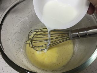 3、奶黄馒头,加入淡奶油。