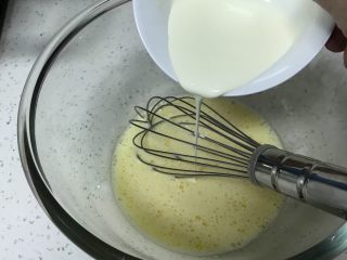 4、奶黄馒头,搅拌一下再加入牛奶。