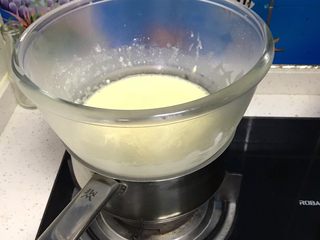 8、奶黄馒头,玻璃碗隔热水加热。