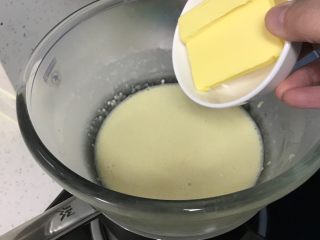 9、奶黄馒头,加入黄油。