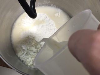 13、奶黄馒头,孵化后的发酵液倒入厨师机。