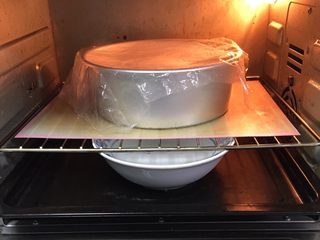 17、奶黄馒头,烤箱发酵档，模具送入烤箱发酵60分钟，底部放一碗热水。