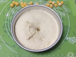 19、奶黄馒头,发酵完成后拿出，用手指戳一下不反弹。