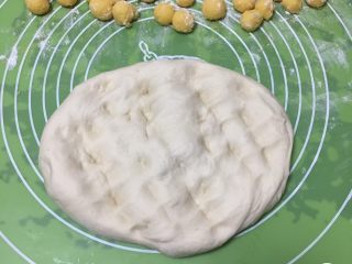 20、奶黄馒头,拿出排气、整理。再分成20个剂子，每个剂子30克左右。