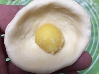 22、奶黄馒头,放入奶黄馅。