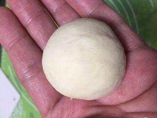 23、奶黄馒头,收紧口子滚圆，光滑的面朝上。