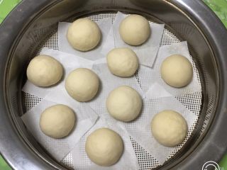 24、奶黄馒头,依次放入笼格。