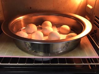 25、奶黄馒头,放入烤箱静置20分钟。