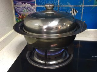 26、奶黄馒头,锅中放入冷水，放煤气灶上加热。