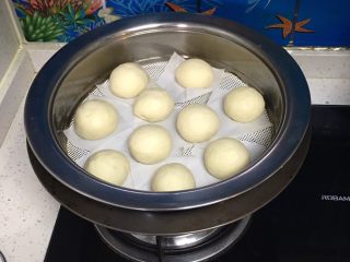 28、奶黄馒头,放入笼格。
