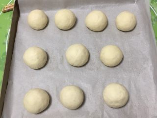 30、奶黄馒头,另一盘同样加工。