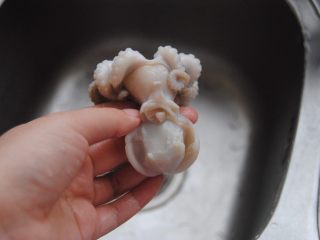 1、八爪鱼蘑菇粥,1.八爪鱼用剪刀剪开肚子去掉内脏