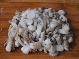 3、八爪鱼蘑菇粥,全部切碎