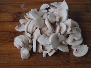 4、八爪鱼蘑菇粥,蘑菇切碎