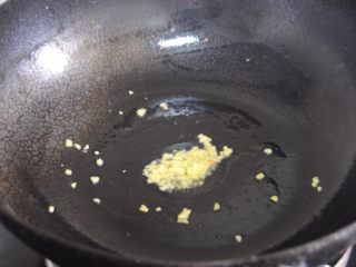 5、八爪鱼蘑菇粥,锅内放入适量食用油,爆香姜末