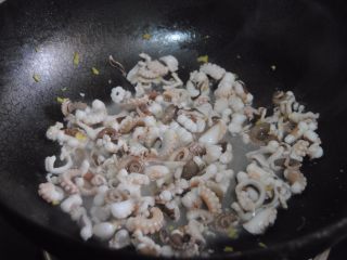 6、八爪鱼蘑菇粥,倒入八爪鱼和蘑菇大火翻炒加入料酒和胡椒粉翻匀即可