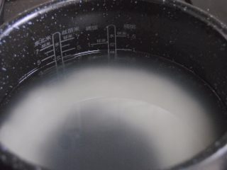 7、八爪鱼蘑菇粥,加入料酒和胡椒粉翻匀即可