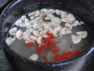 8、八爪鱼蘑菇粥,倒入八爪鱼,蘑菇,盐和清洗过的枸杞,虾米