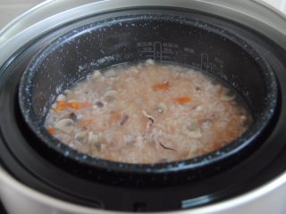 10、八爪鱼蘑菇粥,煮好的粥,真的是很好吃,小白也轻松做起