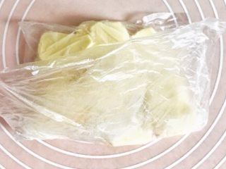 2、万能千层酥皮,将塑料袋对折过来，刚刚好是塑料袋一半的大小，敲打、擀平，成平整的黄油片