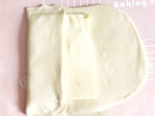 5、万能千层酥皮,如同所示，一边的面皮向黄油片叠过来，同时捏紧边缘