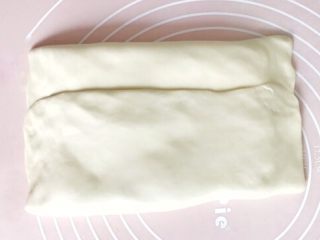 6、万能千层酥皮,另外一边也向黄油片叠过来，捏紧边缘地带，防止漏油