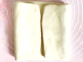 8、万能千层酥皮,如同所示，进行第一个四折