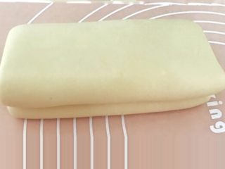 9、万能千层酥皮,4折后的被子，保鲜膜密封，立即进冰箱冷藏15分钟。