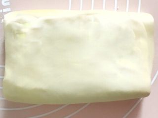 13、万能千层酥皮,三折后的被子，保鲜膜密封，立即进冰箱二次冷藏15分钟。