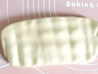 14、万能千层酥皮,第三步：四折，重复第一步四折的过程，用擀面杖均匀地横向、竖向擀压几下