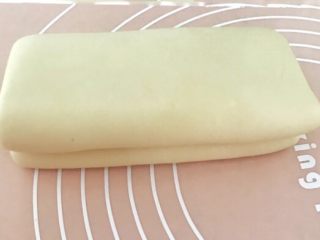 17、万能千层酥皮,经过三次折叠后的被子，如果马上用，继续冷藏15分钟，如果不用，扔进冷冻室，一个月内都没问题的。