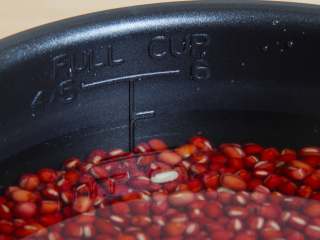 2、自制红豆沙,用高压锅加泡红豆的水,煮至红豆软烂(这个时候加点红糖就可以直接吃了,但是做豆沙馅还要有下面的步骤哦~)