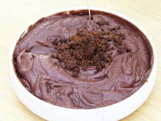 5、自制红豆沙,加入红糖,搅拌均匀