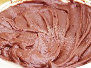 7、自制红豆沙,加少量的盐,搅拌均匀~