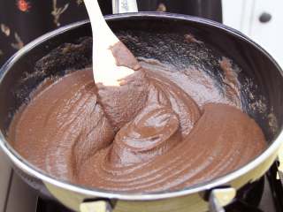 11、自制红豆沙,炒至自己想要的成都即可,做豆沙包可以稀一点,做月饼可以干一点~