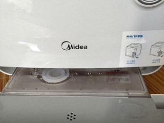 8、双色紫薯馒头,蒸汽炉水盒装上纯净水，盖上圆形盖子，平行推至机体下方