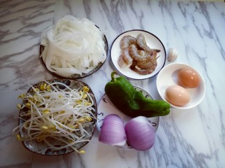 1、虾仁鸡蛋炒河粉,准备好食材。