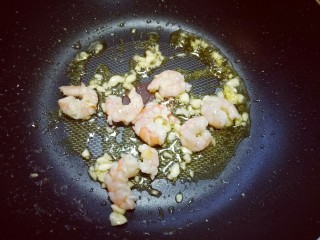 13、虾仁鸡蛋炒河粉,加入腌制好的虾仁小火煸炒。