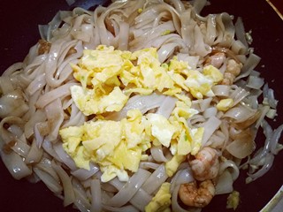 19、虾仁鸡蛋炒河粉,再加入煎好的鸡蛋。